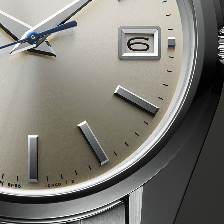 グランドセイコー マスターショップ専用モデル 44GS現代デザイン 9F クオーツ SBGP001 メンズ 電池式 厚銀放射ダイヤル テンパーブルー秒針